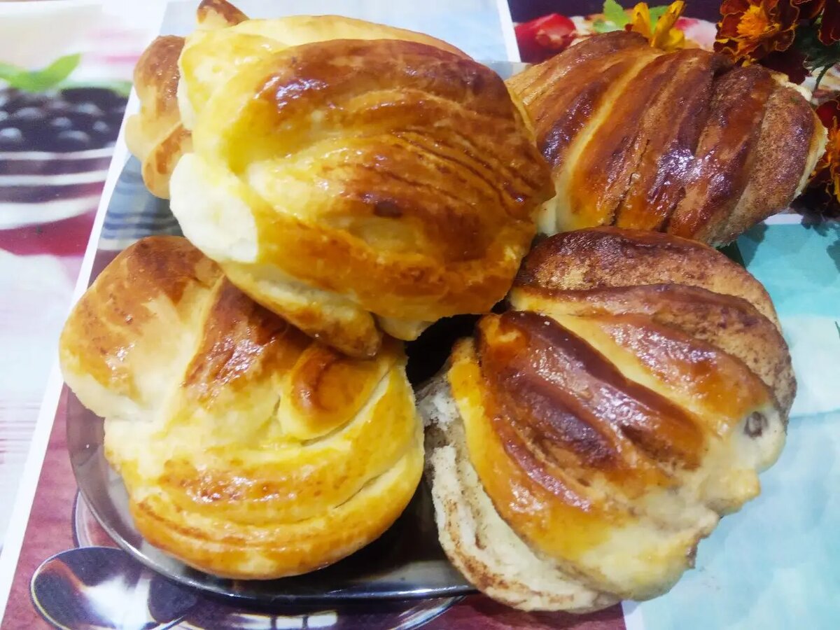 Булочки из дрожжевого теста, воздушные и слоистые