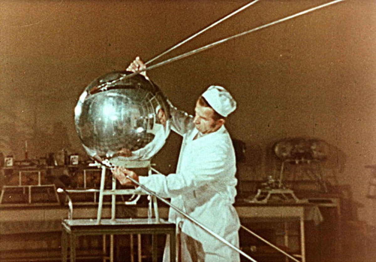 Год запуска 1 искусственного спутника. Первый искусственный Спутник земли СССР 1957. Первый Спутник земли СССР октябрь 1957. Первый Спутник земли запущенный 4 октября 1957 Королев. Первый искусственный Спутник земли 1957 Королев.
