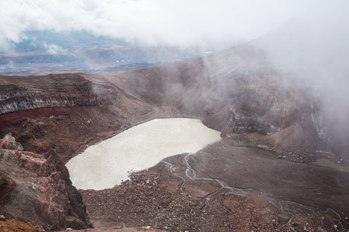 Кратер вулкана Горелый (озеро внутри кратера) - нам повезло, облако рассеялось на несколько минут - но ветер был просто сбивающий с ног