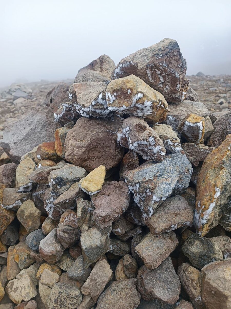 На вершине вулкана пролетал снег, и была изморозь