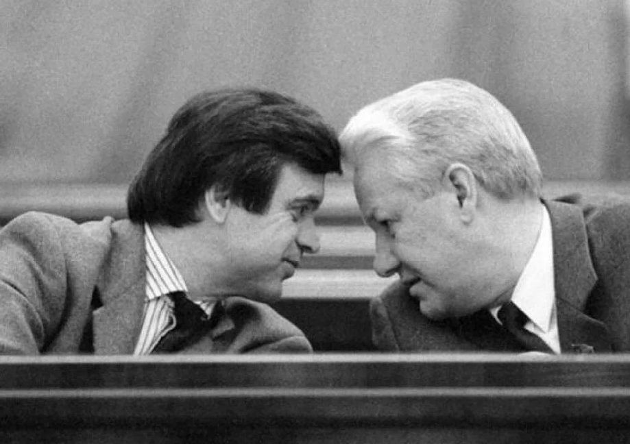 Былые соратники председатель Верховного Совета РФ Руслан Хасбулатов и президент России Борис Ельцин в итоге стали непримиримыми противниками