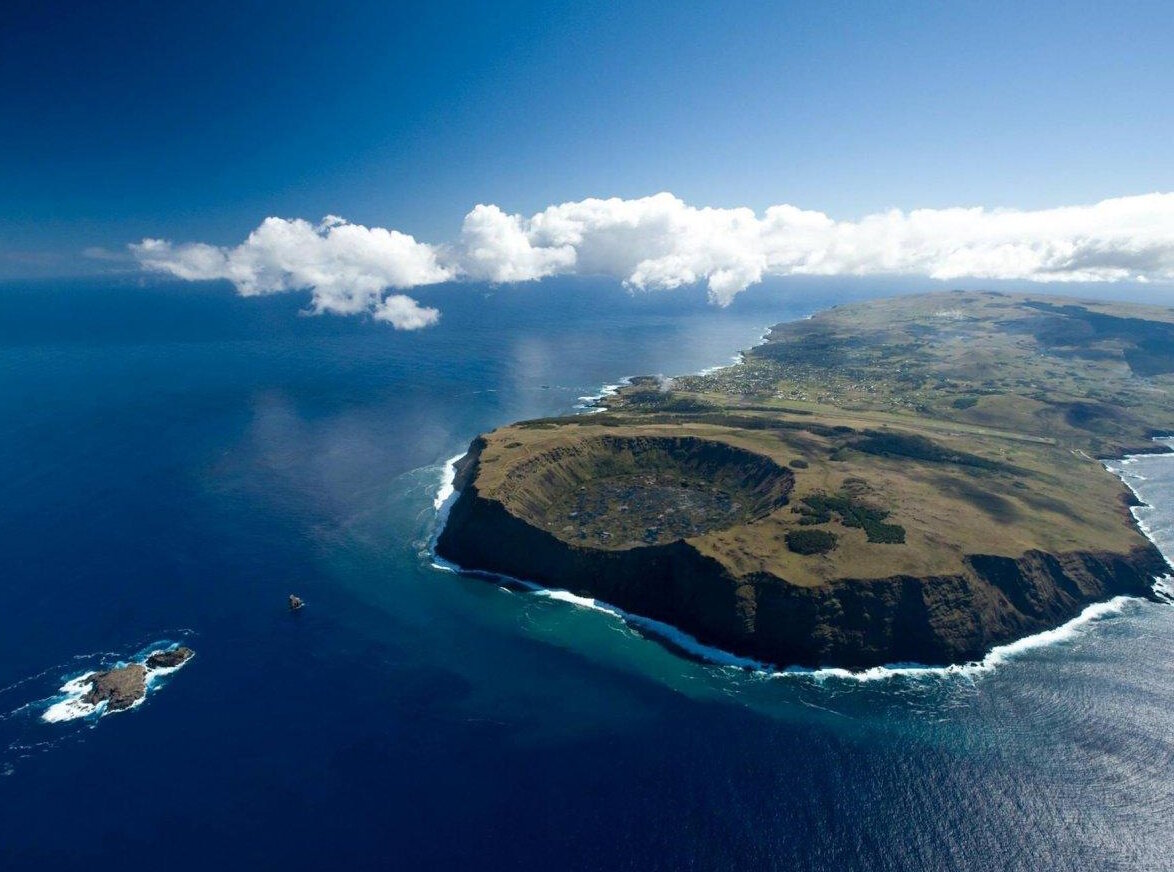 Куда делась цивилизация Рапа-Нуи?
Источник фото: https://vsegda-pomnim.com/uploads/posts/2022-03/1648619476_37-vsegda-pomnim-com-p-ostrov-paskhi-foto-40.jpg