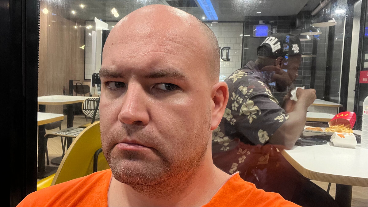 Василий продолжает искать большие зарплаты в России, но начинает сомневаться, что они существуют.