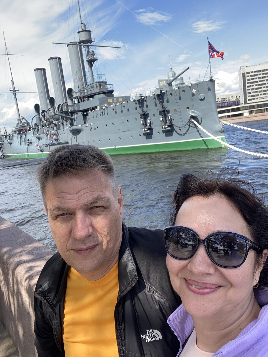 Мы с мужем у легендарного крейсера.