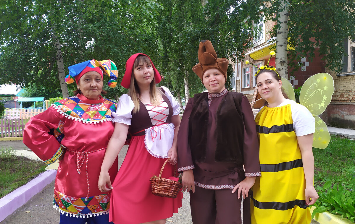 Наталья Матвеева, Юлия Коробенкова, Екатерина Лоскутникова и Ольга Ланкович: «Ждём ребят в наш детский сад!»