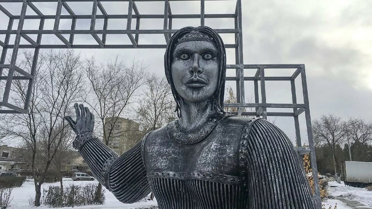 А вот другой памятник, памятник "Аленке", глядя на который поневоле думаешь, где же застряли те бойкие ребята со своей бетонной пробкой и монтажной пеной?! 