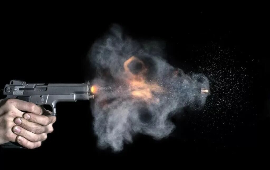 Под выстрелом пуль. Выстрел из пистолета. Пуля вылетает из ствола. Пуля летит из пистолета. Под выстрелом пуль.
