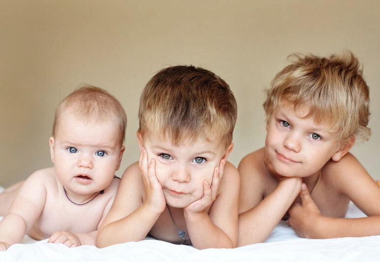 Фото из интернета. Братья с сестрой.