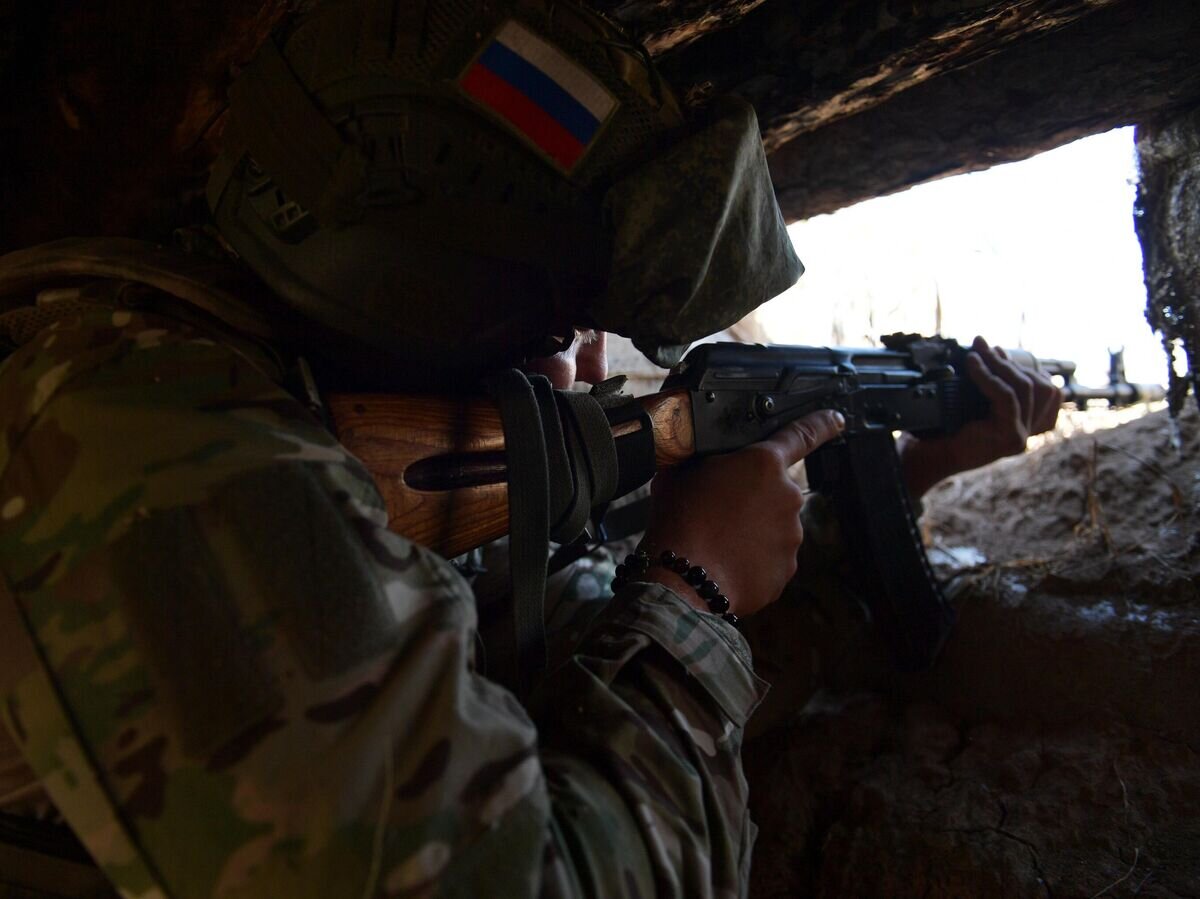    Военнослужащий в окопе на боевой позиции в зоне СВО© РИА Новости / Павел Лисицын