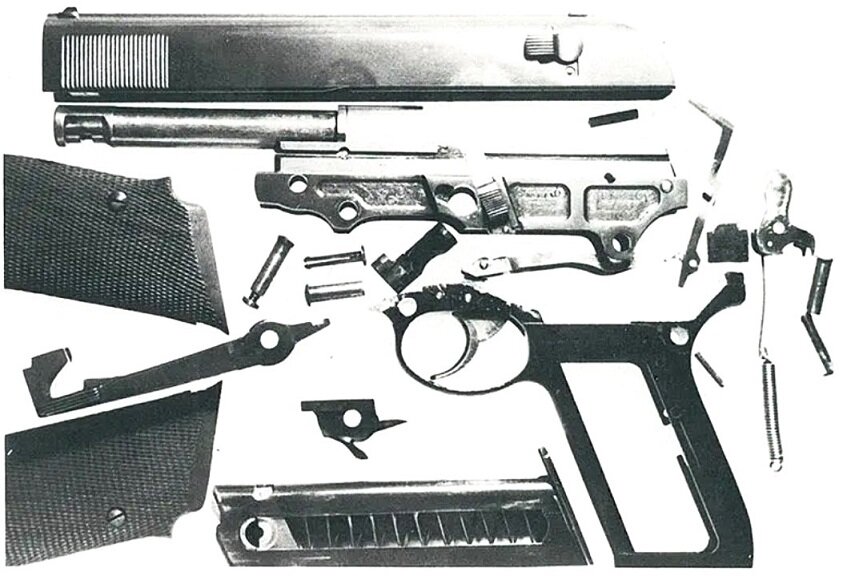 Пистолет БЗВ при полной разборке (на фото отсутствует возвратная пружина).