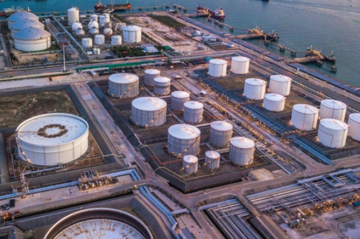    Стоимость нефти Brent упала ниже 90 долларов впервые с 8 сентября