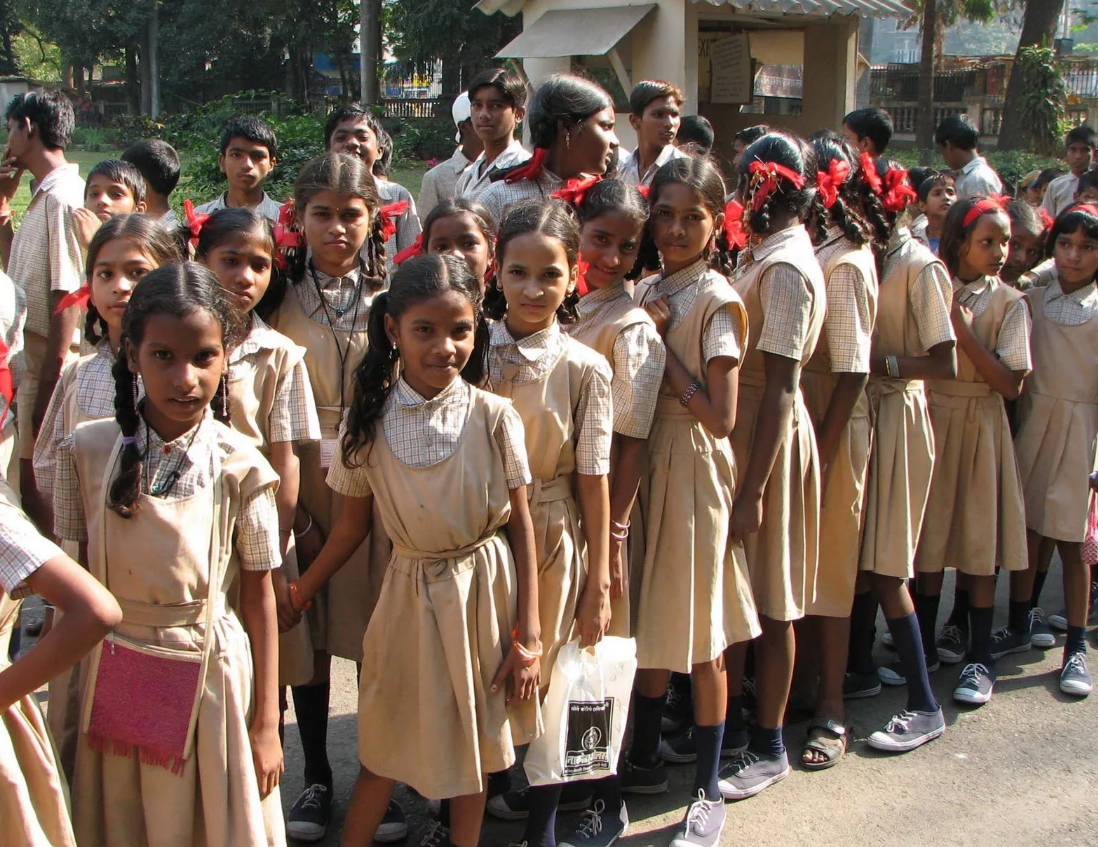 Уровень индийских школ пугающе разный. Где-то крутые формы, а где-то сидят на земле без стульев