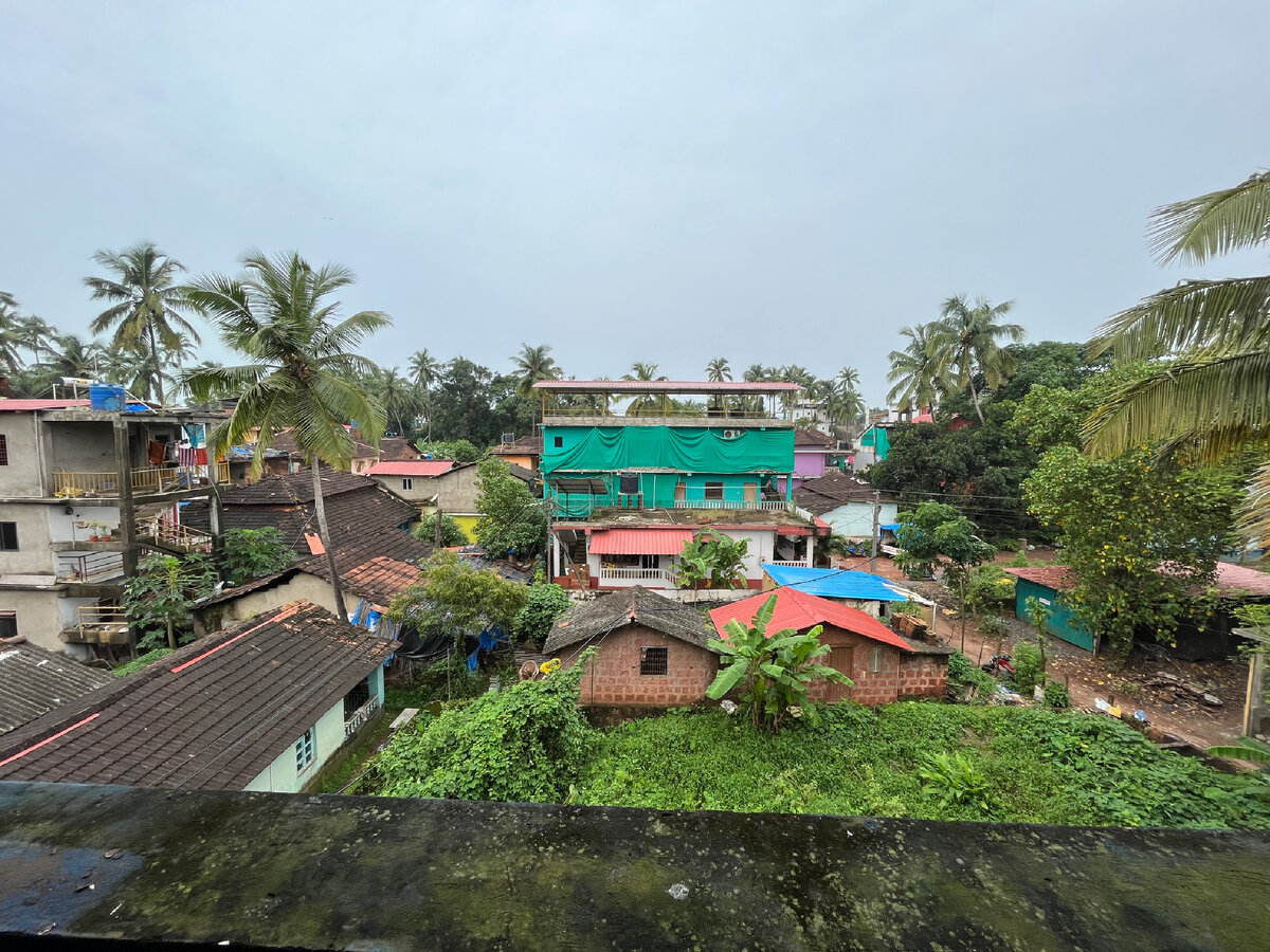 Когда то мне казались страшненькими такие пейзажи, с домами в полотнищах. Сейчас кажутся такими естественными:) и родными.