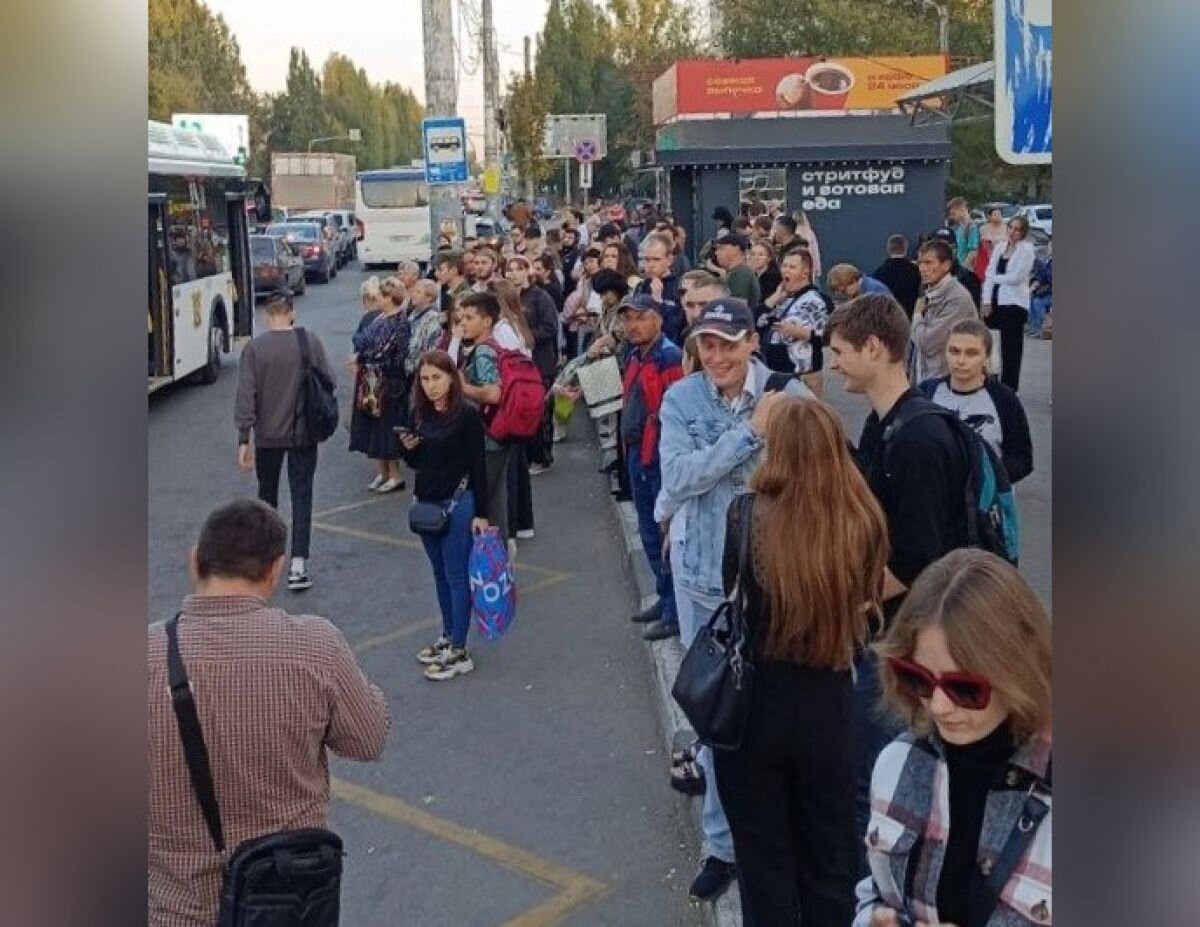 Сын пришел домой пешком: кошмарную ситуацию с автобусами в Новой Усмани  попросили решить губернатора | «Воронежские новости» | Дзен