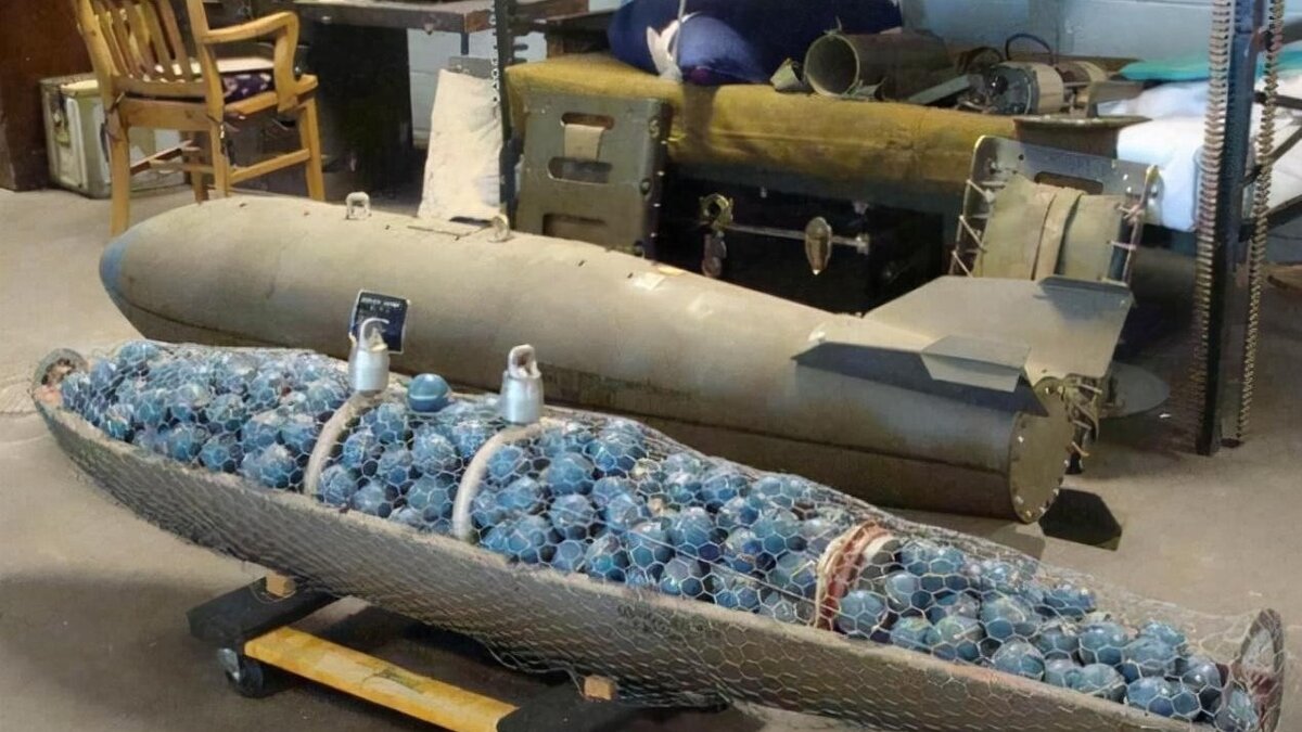     Жилые дома и хозяйственные постройки в поселке Климово Брянской области получили повреждения из-за удара кассетными боеприпасами со стороны Украины.