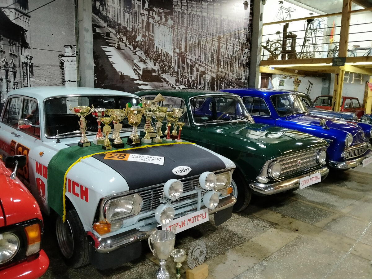 В России любители старины собирают целые коллекции Москвичей. У кого-то в идеальном состоянии, а иногда просто на улице в одной куче в зарослях репей