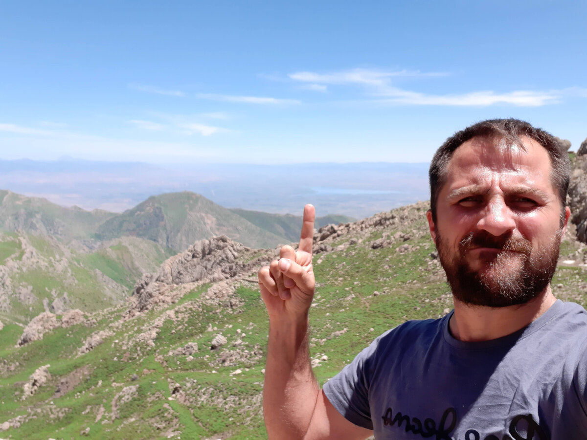 Лёша показывает на Ирак из Ирана. Май 2020