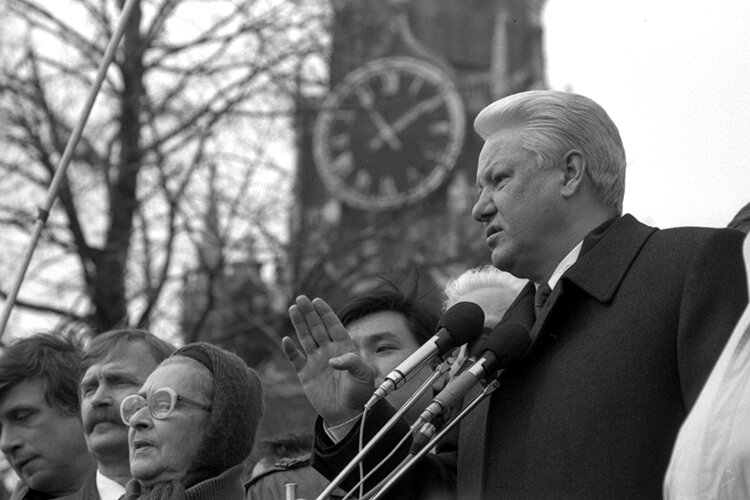    «Чем же мешал парламент Ельцину? Вот если вы никогда не мечтали властвовать над миром, тогда тот, кто работает в институтах, предназначенных сдерживать вас, ничем вам и не мешает» Фото: © Anton Kavashkin / Russian Look / www.globallookpress.com