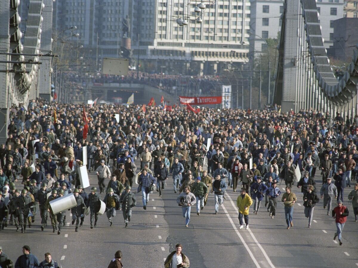 Сторонники Верховного Совета РФ после несанкционированного митинга на Октябрьской площади, прорвав оцепление ОМОН, двинулись к Смоленской площади. 1993 год© РИА Новости / Андрей Соломонов