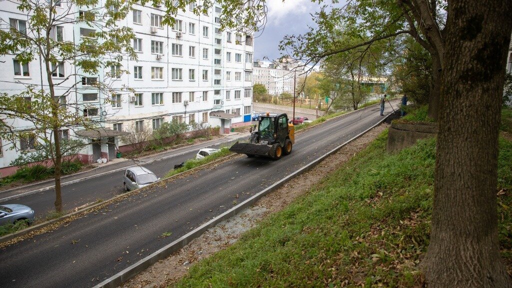     Дорога на улице Терешковой полностью преобразилась, а на Калинина и Борисенко грядут большие перемены. В администрации Владивостока рассказали, какие работы провели на этих участках.