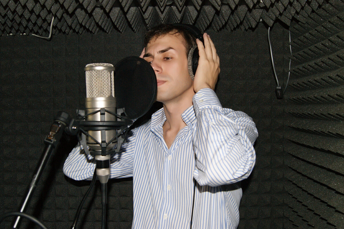 Дмитрий Осипов на записи первого сингла "Не могу тебя забыть", 2013