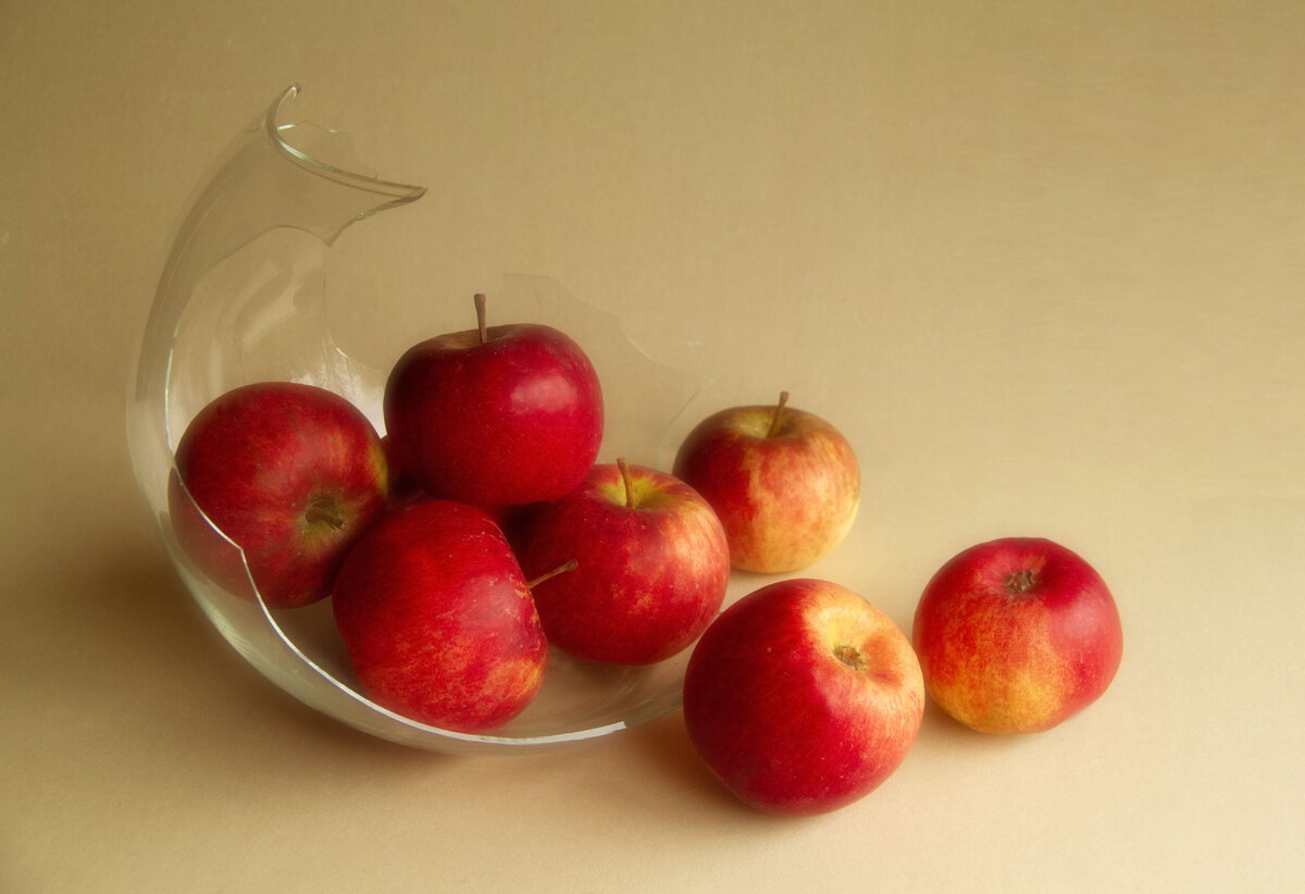 Яблоки в вазе