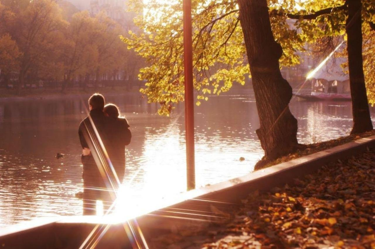 Двое на берегу озера. Осенняя романтика. Осень любовь. Романтичная осень. Влюбленные на речке.