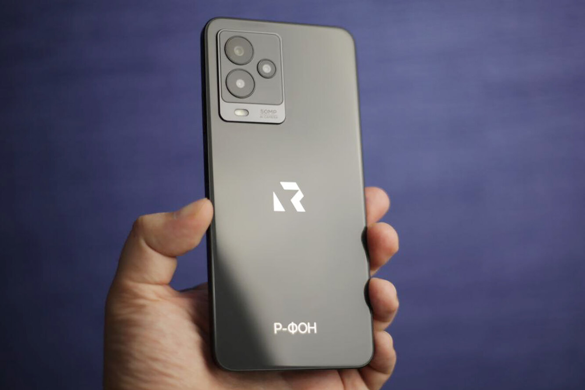 Р-Фон. Источник: https://www.mentoday.ru/technics/news/17-08-2023/kak-vyglyadit-i-skolko-stoit-otechestvennyi-smartfon-r-fon-pervye-fotografii/