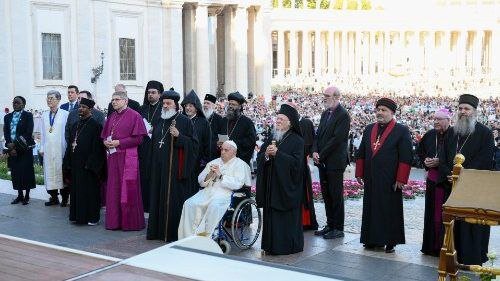 На площади святого Петра в Ватикане состоялось экуменическое молитвенное бдение, в котором приняли участие папа Римский, глава Фанара, представители других конфессий. Завершающим этапом этого действа стало совместное зачитывание лидерами религиозных организаций финальной молитвы. Они также совместно благословили присутствующих на площади людей - https://t.me/pravblog1/8653