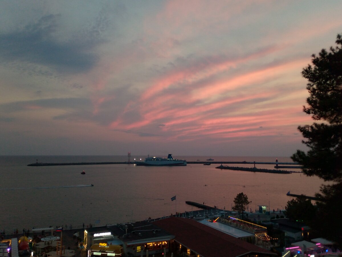 Шикарный закат, вид со смотровой площадки Сочи. Фото автора