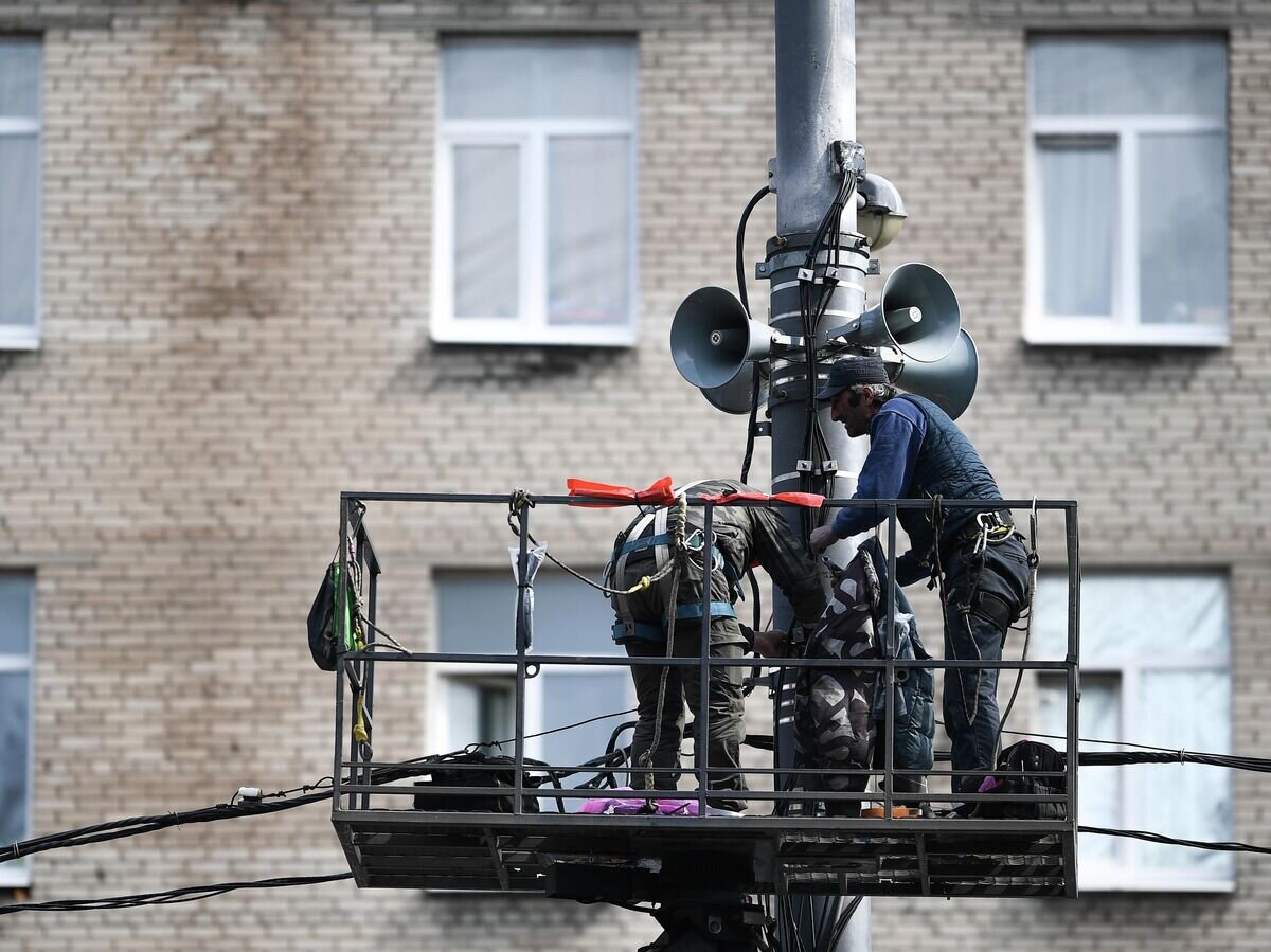    Рабочие проверяют исправность системы оповещения населения в Москве© РИА Новости / Владимир Астапкович