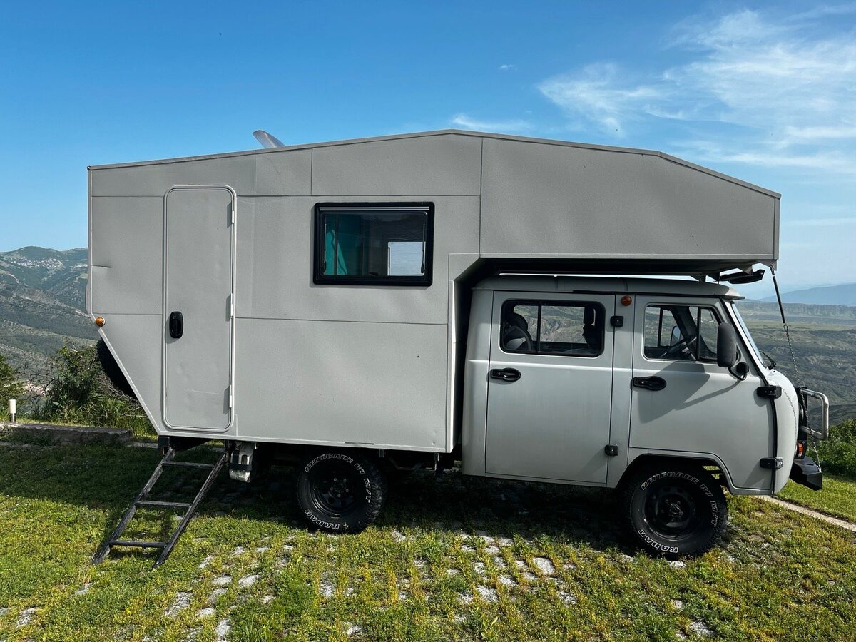 Конструкция массивная, в основном из-за большого алькова над кабиной