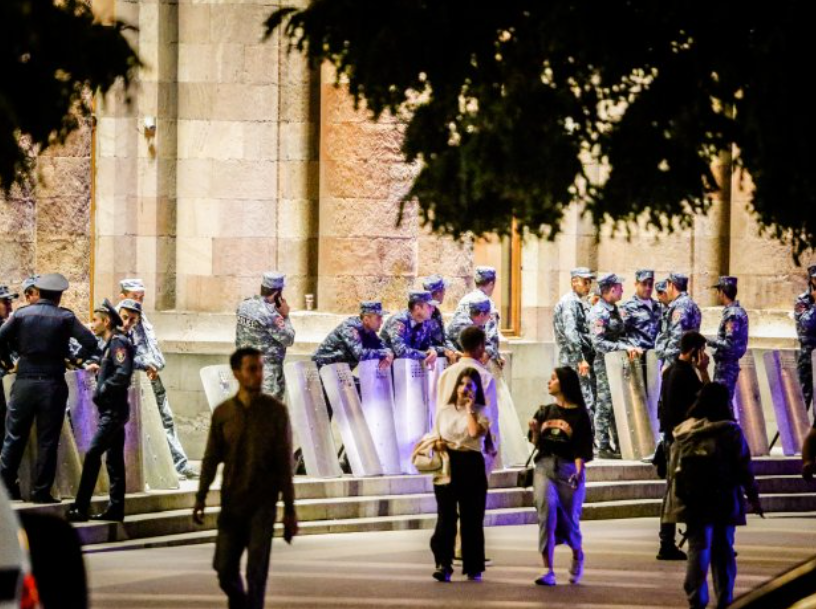 Полицейские охраняют здание правительства Армении от протестов © André Hirtz / FUNKE Foto Services