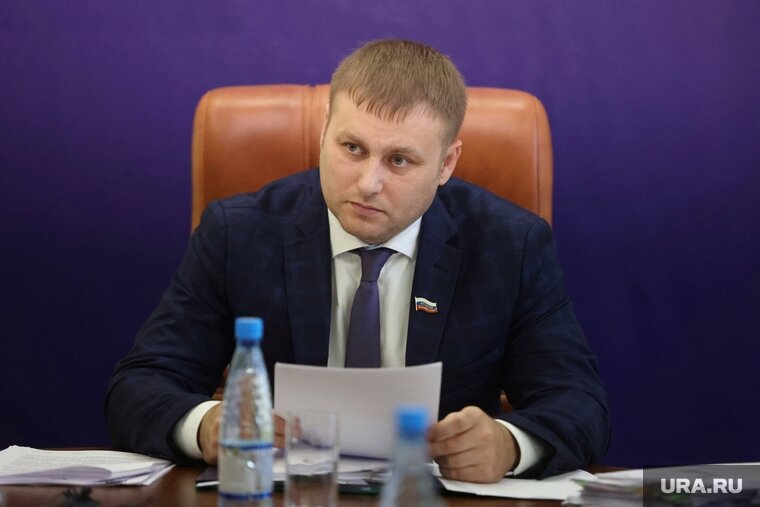    Депутат Федотов посчитал установку качелей на площади Ленина вандализмом