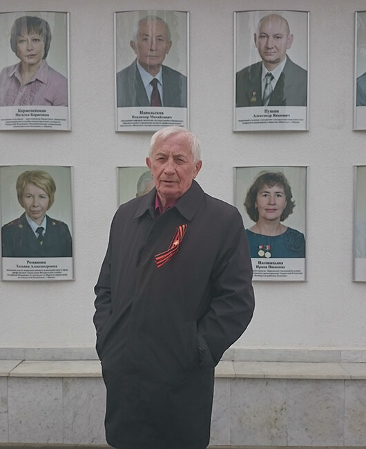  Владимир Михайлович рядом с Доской почета Удмуртии. Фото: семейный архив
