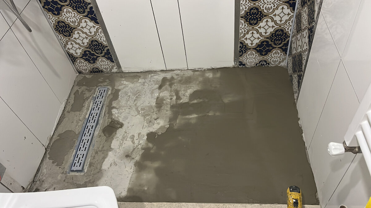 на трапике еще упаковочная пленка. под ней красивая хромированная решетка 