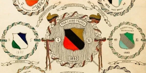 Фрагмент сводного рисунка гербов студенческих корпораций Рижского политехникума. В центре - герб и флаги русской студенческой корпорации "Северное братство"
