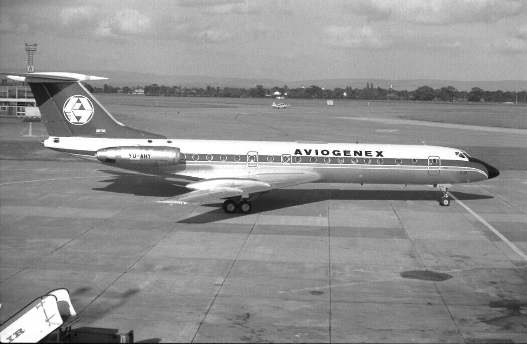 Предлагаю вашему вниманию небольшую подборку фотографий Ту-134 в разных авиакомпаниях. Этот самолет был построен в 1971 году и летал в сербской авиакомпании Aviogenex.