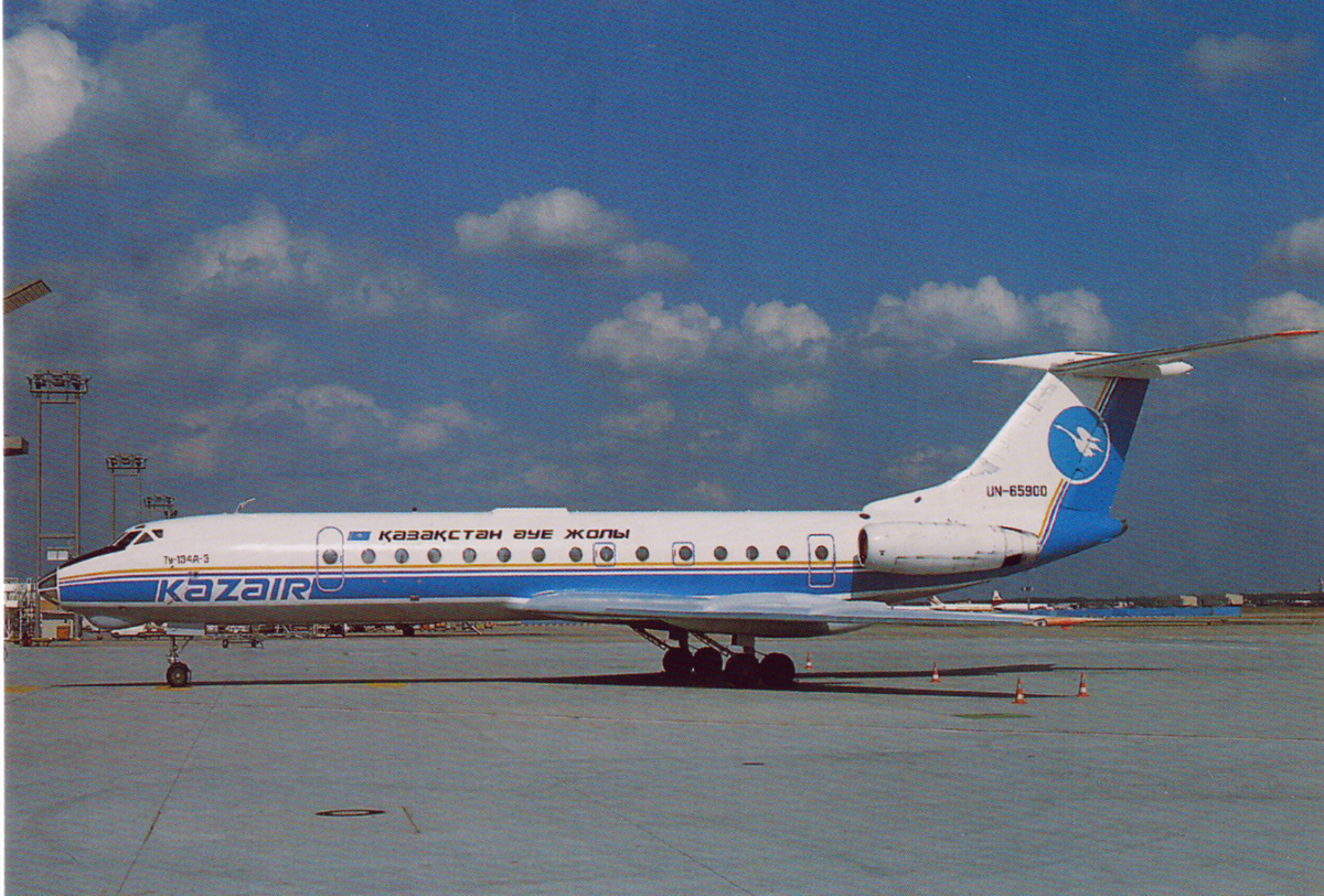 Предлагаю вашему вниманию небольшую подборку фотографий Ту-134 в разных авиакомпаниях. Этот самолет был построен в 1971 году и летал в сербской авиакомпании Aviogenex.-2