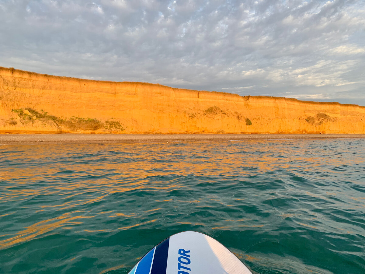 Красота побережья лучше всего видна с моря на закате