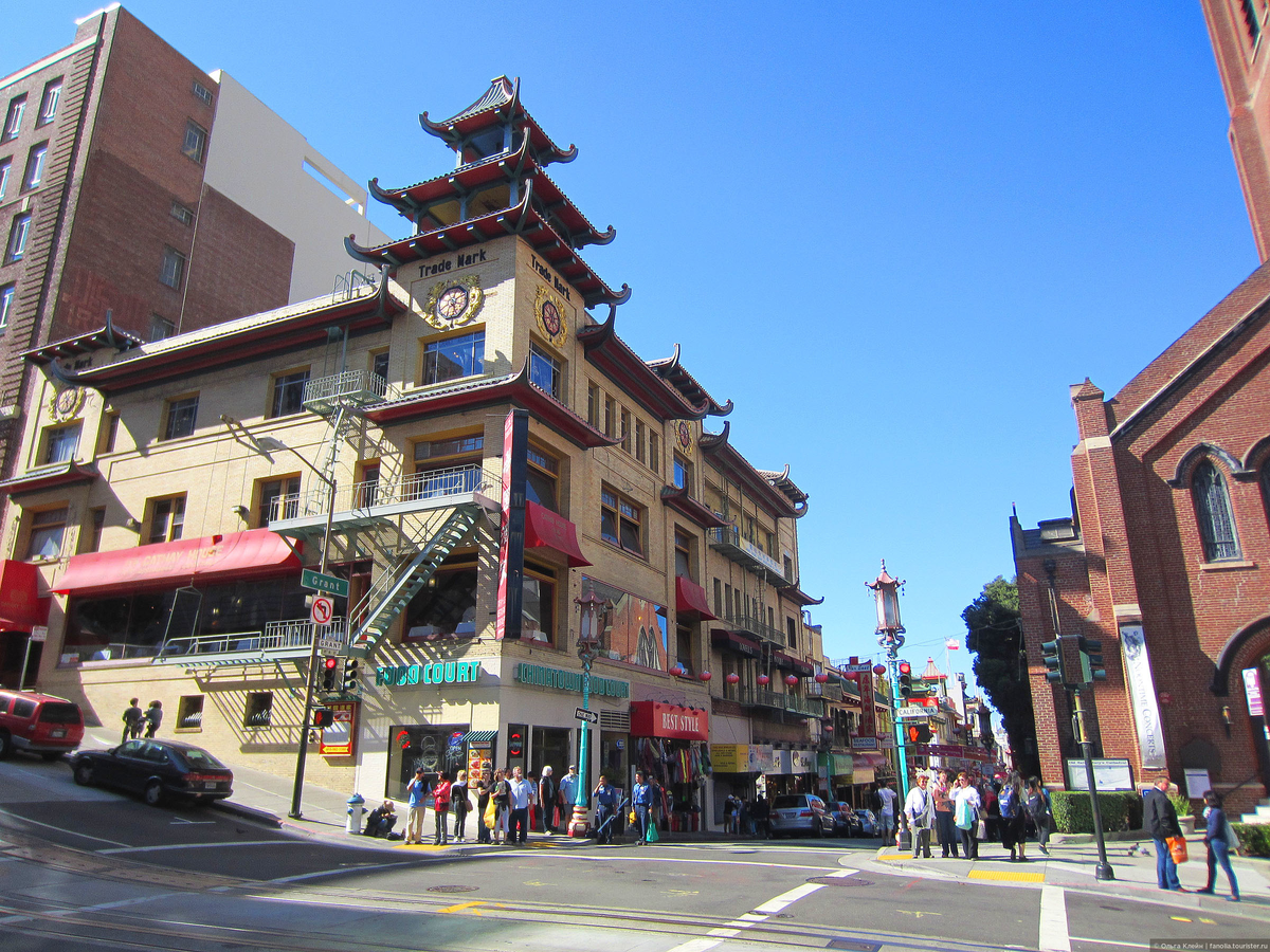Китайский квартал Сан-Франциско - одна из крупнейших китайских диаспор за пределами Китая. Мой отель во время командировки в 2018 располагался неподалеку от площади Святой Марии, где сделано это фото. Источник фото: https://fanolia.tourister.ru/photoalbum/13627