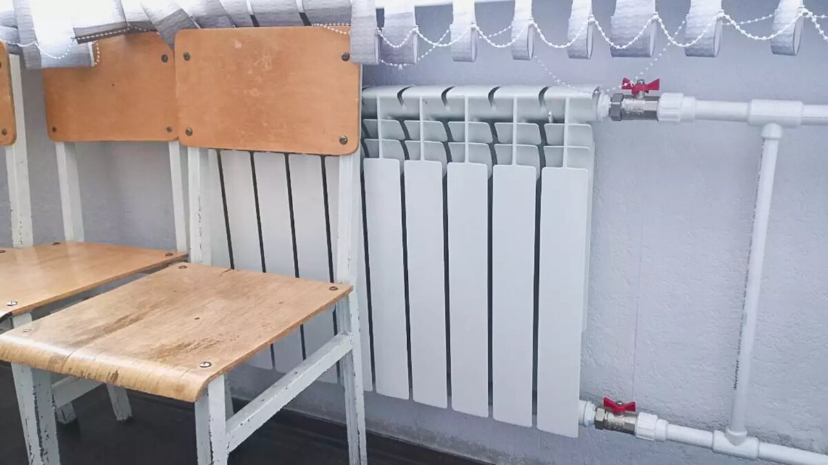     Сегодня, 3 октября, в Набережных Челнах включают отопление в детских садах и школах. Об этом заявил первый замглавы исполкома города Илья Зуев.