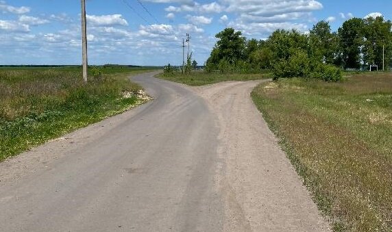 Прошлым летом подрядчик ремонтировал дорогу на кладбище в Березовке