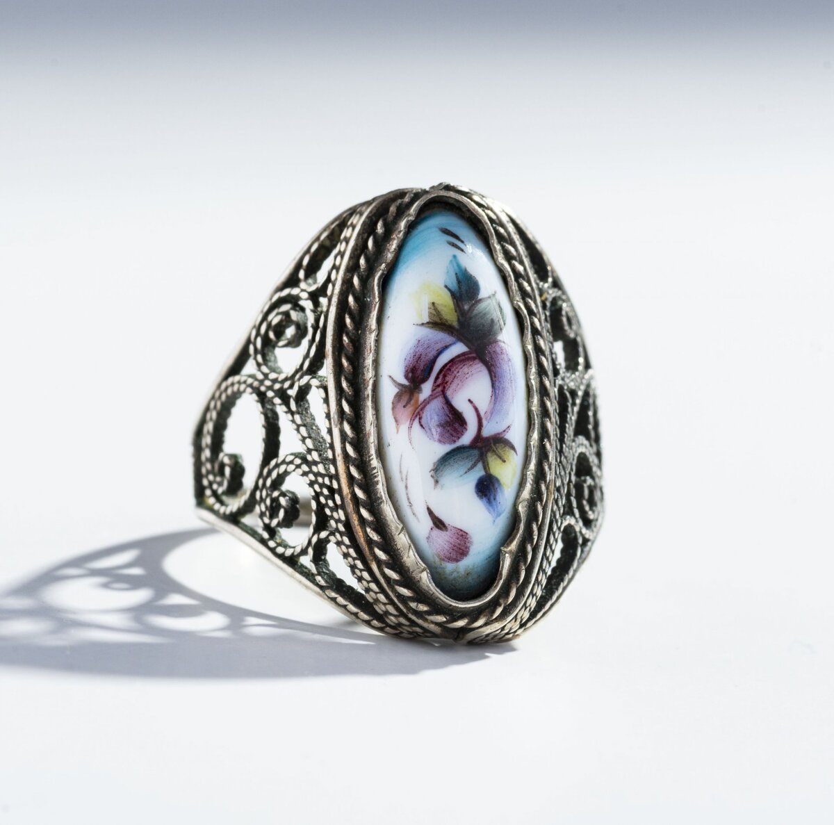 Кольцо, выполненное в технике "скань" со вставкой финифти, мельхиор, горячая эмаль, надглазурные краски, СССР, 1970-1990 гг.