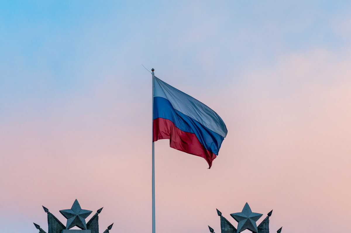 С флагштока перед мэрией Нового Уренгоя убрали флаг России.  Фото: ФедералПресс / Светлана Возмилова