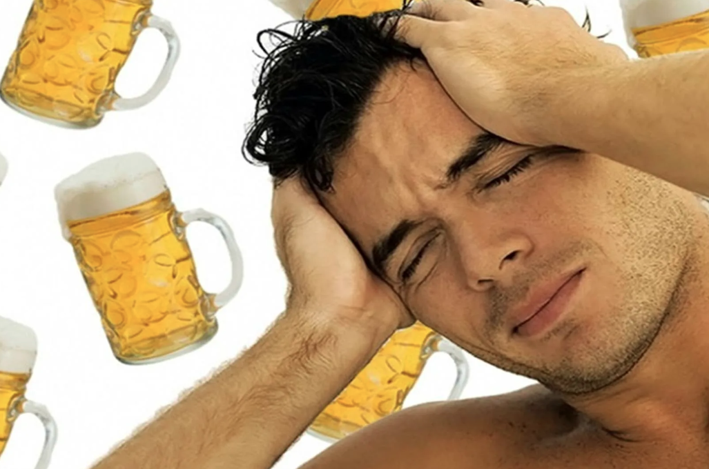 Пью воду болит голова. Человек с пивом. Человек с похмелья. Пивной мужчина. Человек пьет пиво.