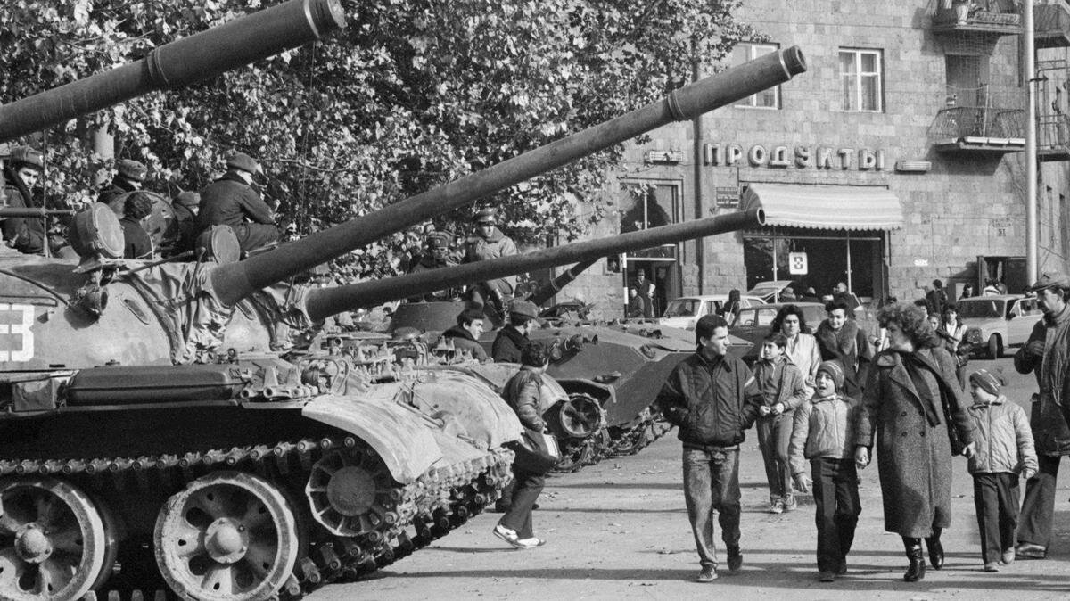 Военная техника на улицах Еревана, 1989 г. Фото: Мартин Шахбазян / Фотохроника ТАСС