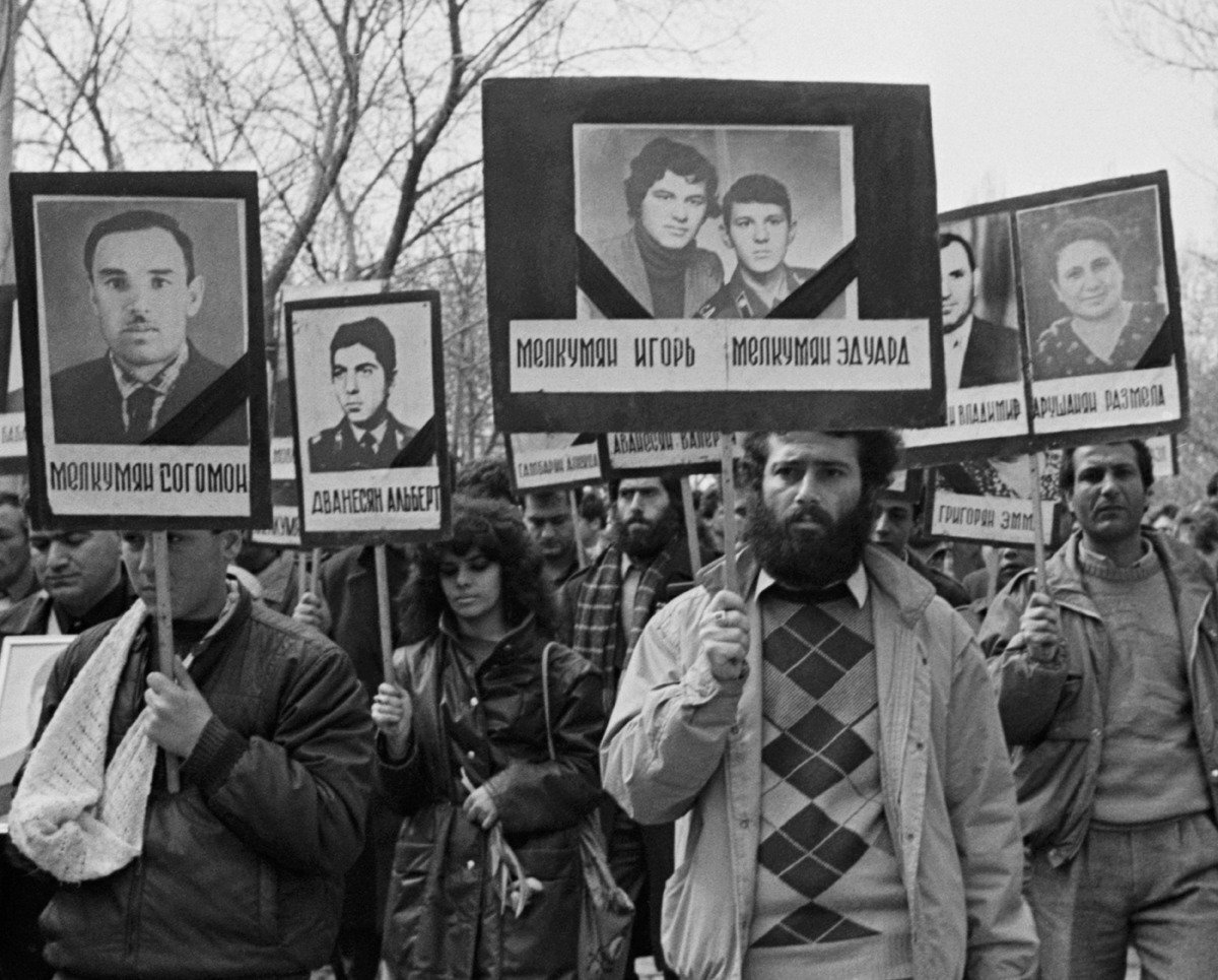 Участники траурного шествия, посвященному трагическим событиям в Сумгаите. Ереван, 1 марта 1990 г. Фото: Р. Атаян, М. Хачатрян / Фотохроника ТАСС