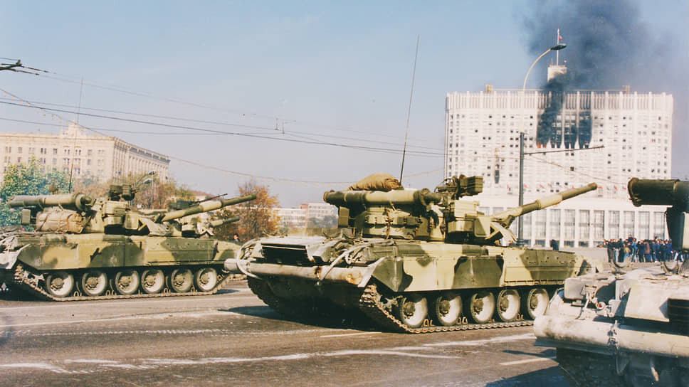 Танки белый дом 1993. Обстрел белого дома в москве 1993. Белый дом москва 1993 обстрел. Августовский путч 1991. Т 90 расстрел.