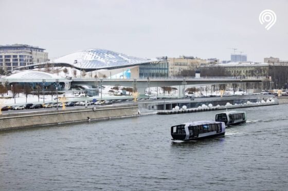 Основные характеристики электросудна Ecobus:   Длина максимальная 21 м   Ширина габаритная 6.2 м   Высота надводного борта 1.29 м   Осадка 1.413 м   Материал корпуса сталь, монокорпус   Водоизмещение 40 тонн   Экипаж 2 человека   Пассажиры 80 человек   Главные двигатели 2х134 кВт   Дальность хода в крейсерском режиме до 150 км   Крейсерская скорость 18.5 км/ч   Максимальная скорость 22 км/ч   Батареи LFP до 500 кВт⋅чСудостроительное предприятие Emperium спустило на воду еще четыре электросудна типа Ecobus, предназначенных для регулярных городских пассажирских маршрутов по Москве-реке. В течение нескольких недель на судах будут проводиться пусконаладочные работы, центровка редуктора и главного двигателя, сообщает Телеграм-канал Sitronics Group.После пусконаладочных работ суда отправят в столицу, где они приступят к регулярным пассажирским перевозкам.📷    Фото: Департамент транспорта и развития дорожно-транспортной инфраструктуры города Москвы
Электросуда, обладающие длиной 22 метра, вмещают до 50 пассажиров, включая места для маломобильных граждан. Провозная способность маршрутов составит до 15 тыс. пассажиров в сутки. Их запуск позволит улучшить транспортное обслуживание и предоставить альтернативные варианты поездок порядка 1,5 млн человек, проживающих в близлежащих районах Москвы.Договор между столичной мэрией и ОАО «Пассажирский порт» (часть группы ООО «Водоходъ«) заключен сроком на 15 лет на обслуживание речных перевозок в Москве, предусматривает строительство 21 судна, 23 причалов нового типа и 2 пунктов отстоя флота с зарядными станциями.